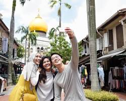 Gambar Wisatawan Muslim sedang beribadah di masjid saat liburan