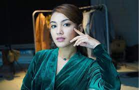 Kali ini instafamous takeover bersama dengan seorang pelakon yang berwajah seiras dengan fazura. Mak Ke Kakak Tu Muatnaik Gambar Ratu Hati Wajah Ibu Eyka Farhana Tarik Perhatian Ramai Sinar Viral Network