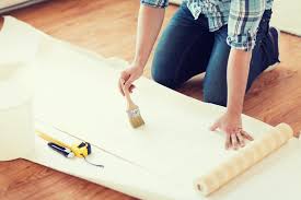 Déroulez le rouleau et positionnez le papier, sans l'avoir découpé (sauf s'il est à raccords) le long de la ligne de guide. Papier Peint Tous Les Prix Par Modeles Et Techniques D Installation