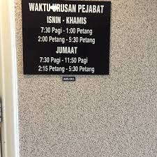 Definisi biaya tenaga kerja langsung adalah biaya untuk tenaga kerja yang secara langsung menangani proses produksi atau bisa dihubungakan langsung dengan barang jadi. Jabatan Tenaga Kerja Sarawak Batiment Gouvernemental A Kuching