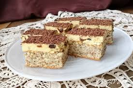 Amestecăm, pe urmă turnăm aluatul pe o tavă coacem la temperatura de 180 de grade, timp de 30 de minute. Prajitura Fina Cu Stafide Pleziruri