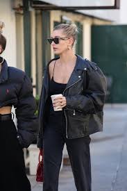 Justin bieber got a haircut with fiancée hailey baldwin. Hailey Bieber S Midi Knot Is Your Answer To Easy Weekend Hair Vogue