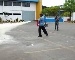 Image of Contoh latihan penggunaan APAR pada fire pan dengan api terkontrol