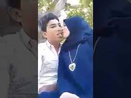 فتاة محجبة تبوس ولد اصغر منها وهي مبسوطة youtube