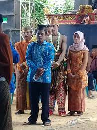 Nuwun, dumateng para pepundhen ingkang satuhu kinabekten, para pinisepuh miwah sesepuh ingkang kinurmatan, ugi para tamu ingkang minulya, sarta kadang kula wredha miwah mudha ingkang sutresna. Abizar Al Khalifi Suwarno Pasrah Temanten Kakung