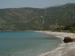 Στα δυτικά βρίσκεται το μικρό ακρωτήριο φύλακας, πάνω στο οποίο υπάρχουν πολλές σπηλιές που δίνουν το όνομά τους στην παραλία της τρυπητής. Bilia Porto Germeno Psa8a Limnh Boyliagmenhs Motoriders Club