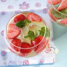Erdbeerbowle Rezept Erdbeerbowle Erdbeerbowle Rezepte Und Essen Und Trinken