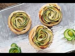 Questa torta salata di pasta sfoglia, come tutte le torte salate è ottima anche per una cena fredda affettate le zucchine a rondelle sottili aiutandovi con una mandolina e mettetele un attimo da parte. Rose Di Sfoglia Con Zucchine Finger Food Youtube
