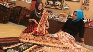 Sebutkan salah satu sumber motif kain batik lampung. Tapis Kain Tenun Lampung Dengan Sulaman Emas Inilah Yang Membuat Harganya Jutaan Rupiah Tribunnews Com Mobile