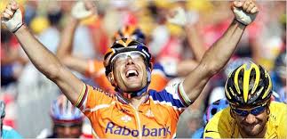 A rua oscar freire é uma via localizada nos bairros cerqueira césar (jardins) e pinheiros, ambos pertencentes à zona oeste da cidade de são paulo, e é considerada um dos principais endereços de compras de lojas de rua na cidade. As Freire Takes Tour S 5th Stage Soccer S Along For The Ride The New York Times