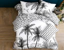 Enfin, nos housses de couette, taies d'oreiller, draps plats et draps housse vous sont proposés en polycoton et pur coton, matière saine et naturelle par excellence, lavage à 60° pour une hygiène irréprochable. Housse De Couette 240x220 En Coton Gris Anthracite Black Jungle Maisons Du Monde