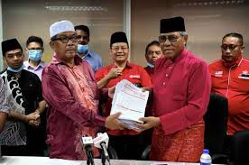 Perdana menteri malaysia interim mahathir mohamad kembali menjadi ketua partai pribumi melayu bersatu (partai pribumi) setelah beberapa waktu lalu mengundurkan diri dari partai tersebut. 545 Ahli Amanah Keluar Parti Sertai Bersatu Utusan Borneo Online