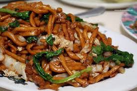 It is made with thin yellow noodles stir fried in cooking oil with garlic, onion or shallots, fried prawn, chicken, beef, or sliced bakso (meatballs). Kumpulan Fakta Tentang Mie Goreng Detiklife