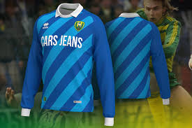 Gecentreerd op borst is nogmaals de sponsor te zien. Ado Den Haag 115th Anniversary Errea Kit Football Fashion