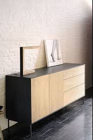 Der Schwarz Lackierte Korpus Des Oak Blackbird Sideboards Umrahmt Die Front Aus Eiche Natur Und Schafft Damit Einen Int Side Board Hifi Mobel Sideboard Schwarz
