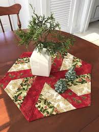 Elegant Christmas Red Gold Quilted Hexagon Table Runner Etsy Christmas Table Decorations Diy Diy Christmas Table Easy Christmas Diy