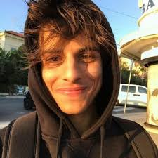 Dando una rapida occhiata al suo account instagram sembrerebbe proprio di no. Michele Merlo Cinexboy Twitter