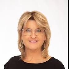 Julie Strayer's Instagram, Twitter & Facebook