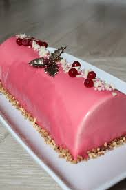 Voila Un Delicieux Dessert Pour Les Fetes De Fin D Annee Une Buche Aux Saveurs Vanille Et Fruits Rouges Un Vrai Delice Gateau Pinterest Desserts Cak