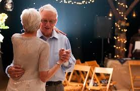 Puede ser uno de los aniversarios más importantes que comparten juntos usa tu primer aniversario para celebrar todos sus primeros como pareja. 10 Ideas Originales Para Bodas De Oro Espacio Novias Bodas De Oro Canciones De Boda Canciones De Aniversario