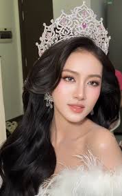 Hoa hậu Trúc Linh xinh như công chúa trong layout trang điểm ngọt ngào