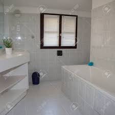 Weitere ideen zu badezimmer badezimmerideen bder ideen. Weiss Sauber Und Modern Minimal Badezimmer In Einem Haus Lizenzfreie Fotos Bilder Und Stock Fotografie Image 48762588