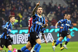 Rete di ibrahimovic.sugli sviluppi di un corner kessie gira sul secondo palo per ibrahimovic che insacca di testa da pochi passi. Inter Milan 4 2 Ac Milan Conte S Side Come Back From Two Goals Down To Win Milan Derby Daily Mail Online
