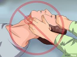 Kini sambil tengkurap dilantai beralaskan kasur tipis. Cara Melakukan Cpr Pada Orang Dewasa Dengan Gambar Wikihow