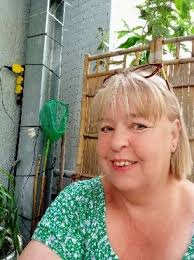 Unfassbar 😍 Ein paar ungemähte, wilde Wiesen, und das Leben kehrt in die  abgetötete Stadt zurück 🍃 Hier am Bahnhof Köln-Deutz... Mark Dr. Mark  Benecke & Ines Azrael sind weggeflashed 🦜 Köln –