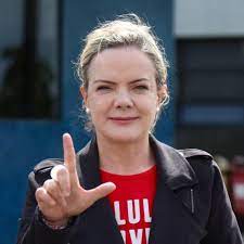 ˈɡlejzɪ e̞ˈlẽnɐ or ˈɡlejzj ɛˈlẽnɐ ˈɦɔfmɐ̃, born september 6, 1965 in curitiba, brazil) is a lawyer and brazilian politician. Gleisi Hoffmann Gleisi Hoffmann Added A New Photo Facebook