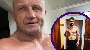 Andrew Wrona shaves his beard for Movember. Fans in shock