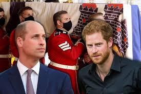 Primul sărut al lui harry cu meghan, în calitate de duce și ducesă de sussex. Cum Au Fost SurprinÈi PrinÈii Harry Èi William La Inmormantarea Bunicului Lor