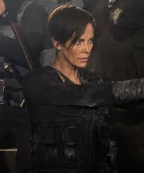 Charlize Theron Leads A Team Of Ancient Superheroes In New Netflix Film The Old Guard In 2020 Charlize Theron Hair Charlize Theron Short Hair Short Sassy Haircuts