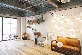 元町 中華街駅から徒歩5分の場所にある写真館として営業している店舗を レンタルスタジオとしてご利用いただけます 白壁 フローリングの空間なのでナチュラルな雰囲気のポートレート撮影にオススメ ソファブースでの撮影時にも 背景に使える小物が豊富です キッズ