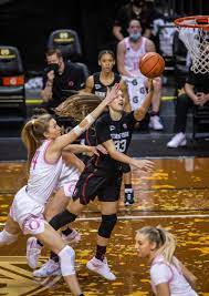 Stanford women's basketball coach tara vanderveer. No 13 Oregon Ducks Women S Basketball Loses 63 61 Thriller To No 6 Stanford Cardinal