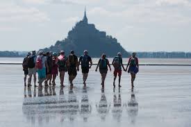 Découverte d'un ancien cimetière et d'une fortification médiévale. La Baie Du Mont Saint Michel