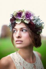 Las coronas de flores son conocidas por sumar interés y personalidad a los peinados de bodas. Novias Con Corona De Flores Bodas Estilismo Novia Flores A Trendy Life Weddings Tocados Flores Tocados Boda Tocados