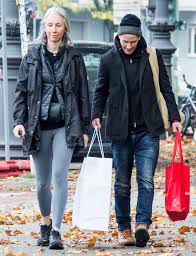 See more of keanu reeves official on facebook. Keanu Reeves Enjoys Stroll With Girlfriend Alexandra Grant People Com