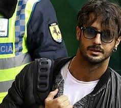 Vedi la nostra corona capelli selezione dei migliori articoli speciali o personalizzati, fatti a mano dai nostri coroncine e tiare negozi. Il Gip Di Milano Ha Deciso Fabrizio Corona Resta In Carcere Barba E Capelli Uomo Carcere Milano