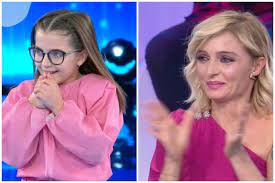 Veronica peparini è una ballerina e coreografa, che ha collaborato con grandi nomi della musica come tiziano ferro e per grandi spettacoli come il cirque du soleil. Fxjpbmufoq 8jm