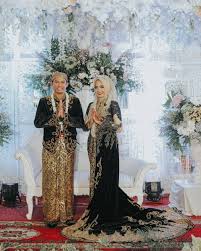 Jan 24, 2019 · sesuaikan gaun pengantin dengan tema pernikahantema pesta kebun atau tema yang berbau santai anda dapat memilih gaun pengantin tea length. Wedding Adat Jawa Hijab Modern