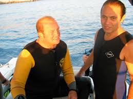 Ayhan sicimoğlu, hayatını çoğunlukta müzikten ve sanattan kazanmış, yaşadığı şehirlerde funk, latin, pop gibi değişik türlerde performanslar sergiledi. Ayhan Sicimoglu Twitterissa En Matrak Dalis Buddy Arkadaslarimdan Sualtinda Da Beraber Cok Vakit Gecirdik Iyi Dalgictir Muren Gibidir