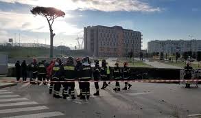 Sul posto polizia e i vigili del fuoco, che hanno avviato gli accertamenti del caso. Voragine Nel Parcheggio Dell Ospedale Di Napoli Video
