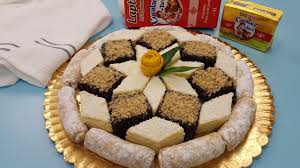 Cel mai bine să lăsați prăjitura la rece să stea peste noapte, astfel a doua zi foile sunt moi și prăjitura se taie foarte ușor. Platou De Prajituri De Casa Pentru Sarbatori Alba Ca Zapada Negresa Cornulete Fragede Cu Unt Retetele Mihaelei