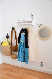 Verkleidungsecke Im Kinderzimmer Ikea Bekvam Elsa Kostum Kinder Zimmer Madchen Kinder Zimmer Kinder Zimmer Ideen
