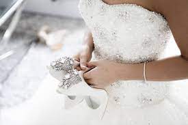 Concurso com que roupa que eu vou na festa da círculo. Von Der Tunika Zur Weissen Schleppe Die Geschichte Des Brautkleides Flairelle Ideen Fur Deine Traumhochzeit