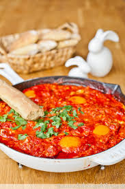 Derweil öl in einen großen topf geben. Shakshuka Shakshouka Israelisches Fruhstuck Lecker Macht Laune