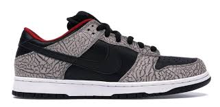 This nike sb dunk low is composed of suede upper with paisley canvas and plaid flannel overlays. The Nike Sb Dunk Sneakers Worn By Travis Scott Complex