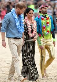 Beach Day Take Two Meghan Markle And Prince Harry Go Barefoot At Bondi Beach Prince Harry And Meghan Prince Harry Meghan Markle