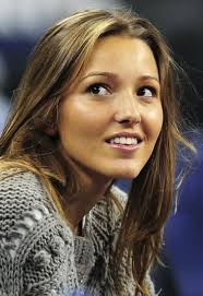 Za vreme dok je pohađala sportsku gimnaziju upoznala je novaka đokovića. Novak S Jelena Minimal Makeup And Styling Jelena Djokovic Pretty People Hair Color